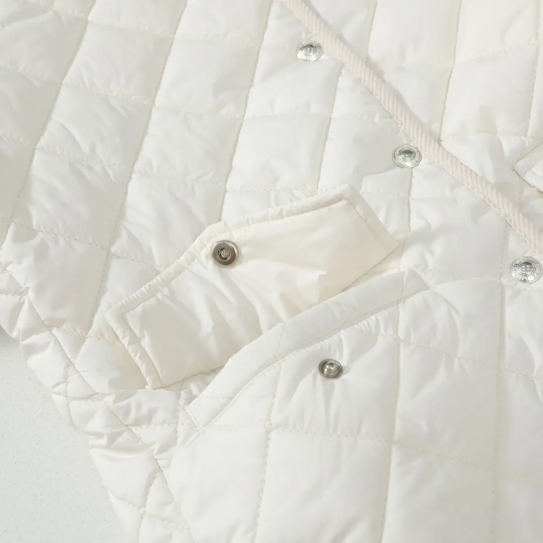 P350 #R53 Ralph Lauren Diamond Quilted Cotton Clothes Women's Tops Retro college style, classic diamond quilting, retro and warmth coexist. When delicate quilting stitches meet the three-dimensional diamond pattern, a warm cotton jacket with a college atmosphere. Exquisite details interpret autumn and winter textured outfits. 4-color versatile style, easy to control various occasions. Black classic｜Low-key high-end that never goes wrong Navy blue is calm | Quiet and intellectual temperament; Khaki is gentle | Creates a warm retro atmosphere; White is fresh | A touch of light halo in winter. Ingenuity is evident in the details, and the quality is at your fingertips. Customized metal buttons embellish the placket. Exquisite embroidery on the chest highlights the brand genes. 120g high-fill cotton is evenly filled. Commuting scene: Pair with straight trousers + loafers. Casual everyday: layered knitted skirt + short boots. College style: combination of jeans + canvas shoes. This winter, let the diamond pattern add elegance to you. Use a classic cotton coat to write your own retro fashion narrative. Color: Navy blue, black, white, khaki. Size: S M L XL. Bust: 107 111 115 119. Length: 65 66 67 68 Sleeve length: 64 64 64 64 Shoulder width: 42 43 44 45 S size: recommended within 100 catties M size: recommended within 120 catties L size: recommended within 140 catties XL size: recommended within 160 catties